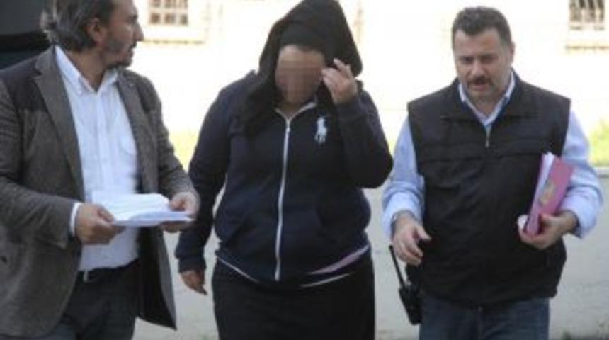 Bı&ccedil;akla Yaralanan Genci Bayan Arkadaşı Bı&ccedil;aklamış