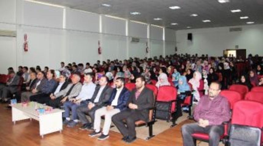 İlahiyat Fak&uuml;ltesinde Yeni &Ouml;ğrenciler Bilgilendirildi