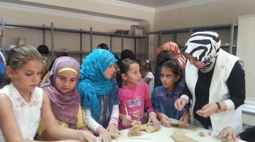 Ak Parti&rsquo;li Kadınlardan D&uuml;nya &Ccedil;ocuk G&uuml;n&uuml; Etkinliği