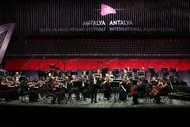 16 Milyon Dolarlık Keman İle Konser