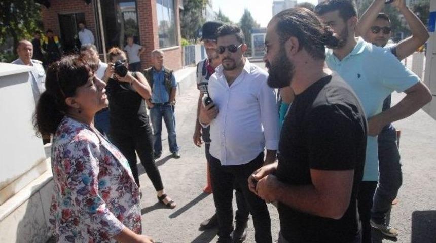 Dbp&rsquo;lilerle Polis Arasında &lsquo;i&ccedil; Mekan, Dış Mekan&rsquo; Polemiği