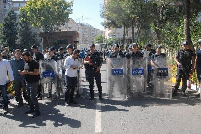 Dbp’lilerle Polis Arasında ‘iç Mekan, Dış Mekan’ Polemiği