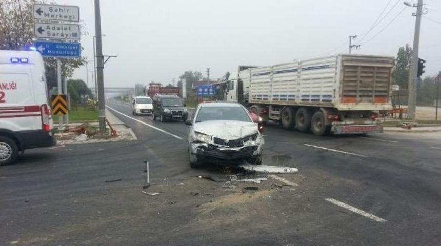 Otomobil İle Minib&uuml;s &Ccedil;arpıştı: 3 Yaralı