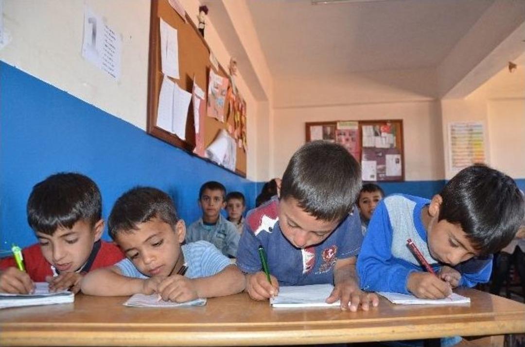 Yetmiş &Ouml;ğrenciye Bir &Ouml;ğretmen Eğitim Veriyor