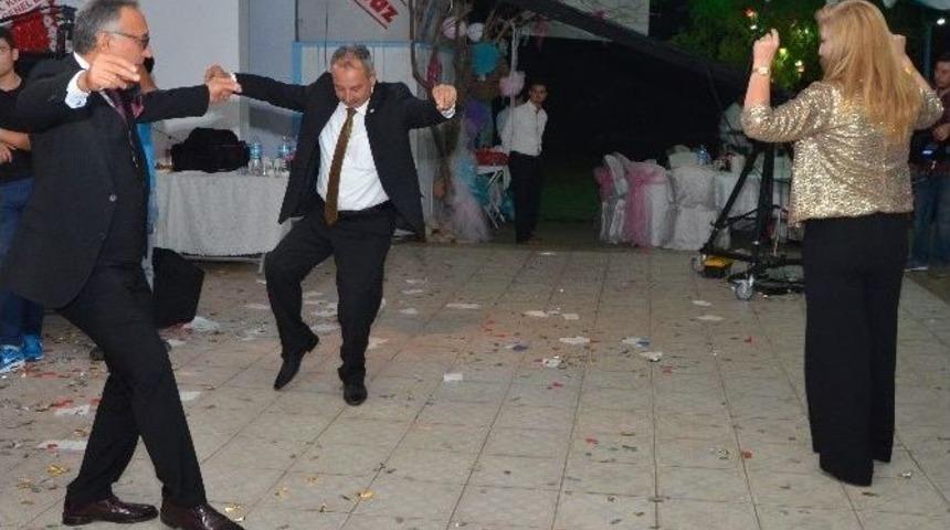 Chp&rsquo;li Vekil Eşiyle Harmandalı Oynadı