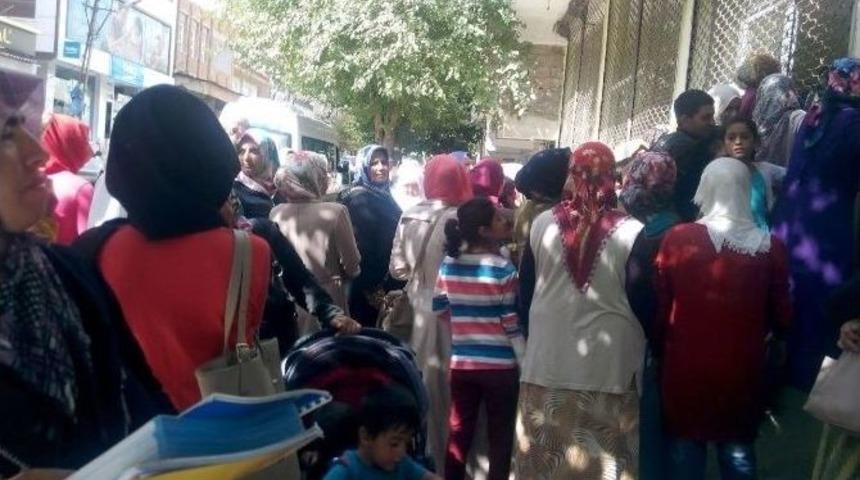 Kapanan Mağazaya Akın Eden Kadınlar İzdihama Neden Oldu