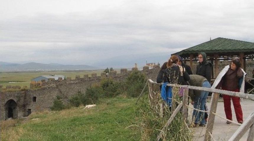 Tarihi Ardahan Kalesine Turist Akını
