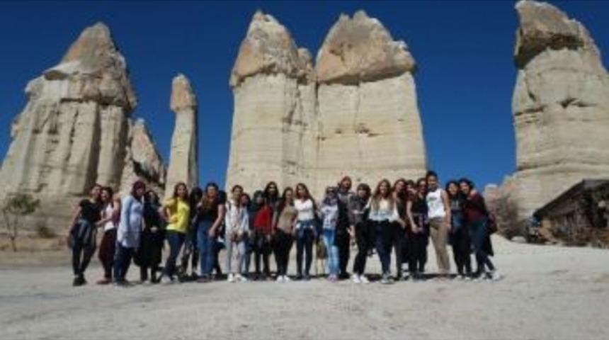 &Uuml;niversiteli Kız &Ouml;ğrenciler Vadi Y&uuml;r&uuml;y&uuml;ş&uuml; Yaptı