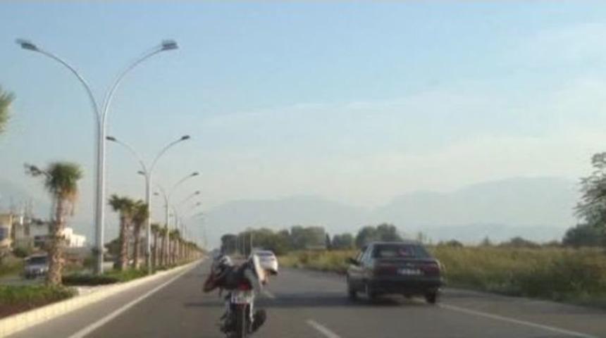 (&ouml;zel Haber) Motosiklet S&uuml;r&uuml;c&uuml;s&uuml;n&uuml;n Trafikte Tehlikeli Şovu