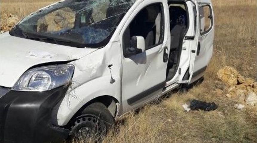 Otomobil Tarlaya U&ccedil;tu: 1 &Ouml;l&uuml;, 2 Yaralı