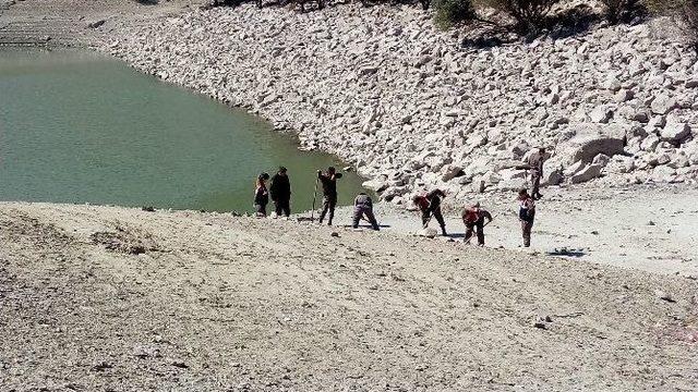 Baraj Kıyısında Mermi Ve Yakılmış Fetö Kitapları Bulundu