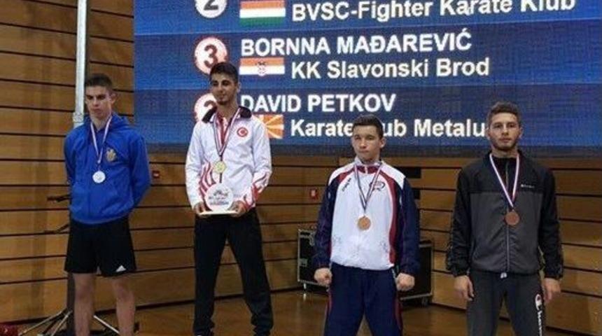 Gebzeli Milli Karateci Hırvatistan&rsquo;dan 2 Altın Madalya İle D&ouml;nd&uuml;