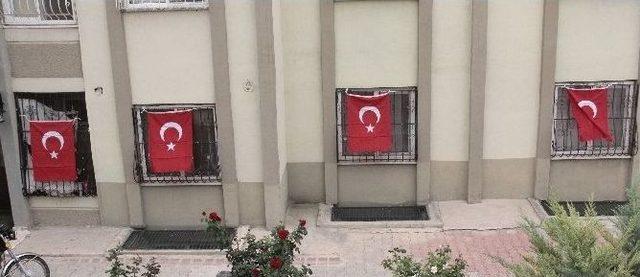 Şehit Uzman Çavuşun Evine Dev Türk Bayrağı Asıldı