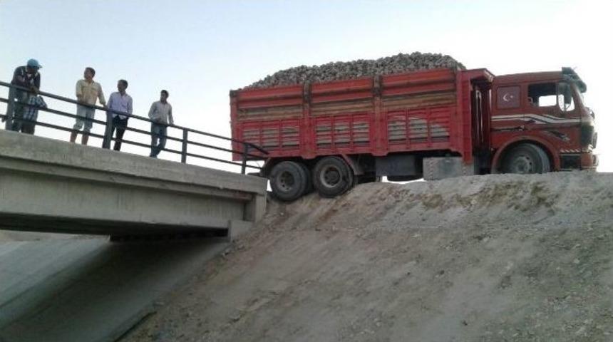 Pancar Y&uuml;kl&uuml; Kamyonu Kanala D&uuml;şmekten K&ouml;pr&uuml;n&uuml;n Demiri Kurtardı