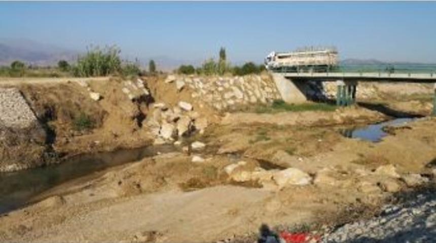 K&uuml;&ccedil;&uuml;k Menderes&rsquo;in Taş Setleri Yağmura Teslim