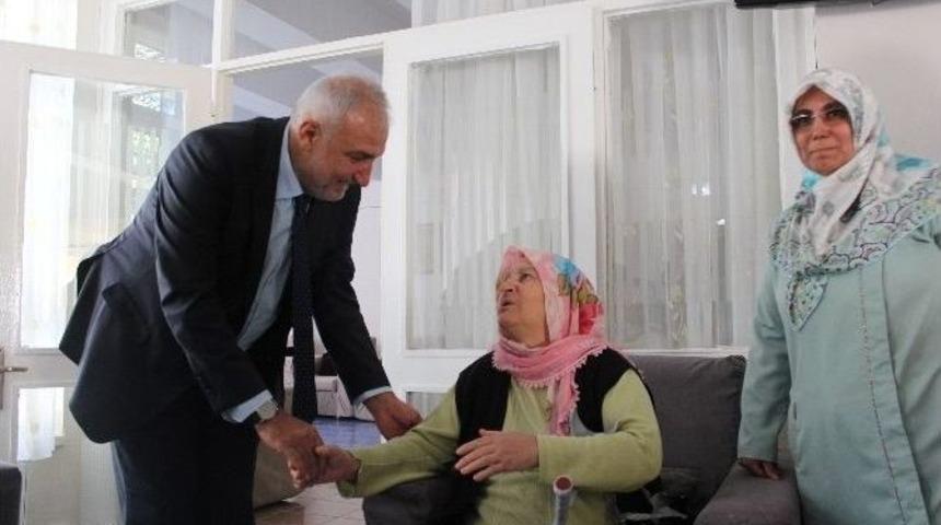 Ak Partili Heyet Huzurevi Sakinlerini Ziyaret Etti