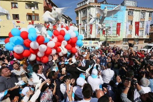 Sultangazi’de Suriyeli Çocuklar Barış İçin Beyaz Güvercin Uçurdu