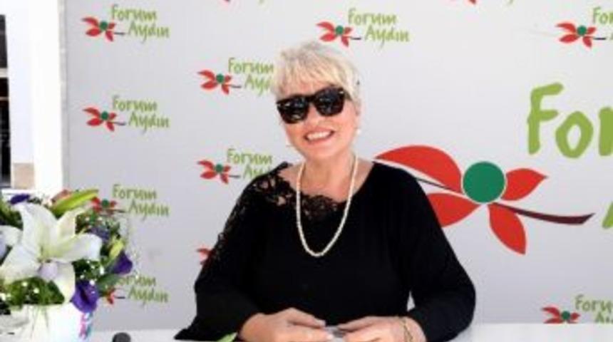 Şatana; &ldquo;topuklu Efe, &Ccedil;ağdaş T&uuml;rk Kadınının En Değerli &Ouml;rneklerinden Biridir&rdquo;