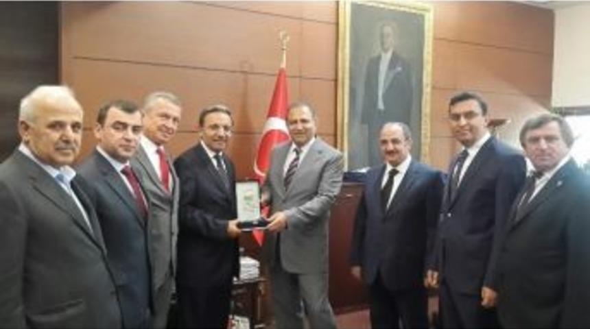 Vali Kaban&rsquo;a Teşekk&uuml;r Plaketi