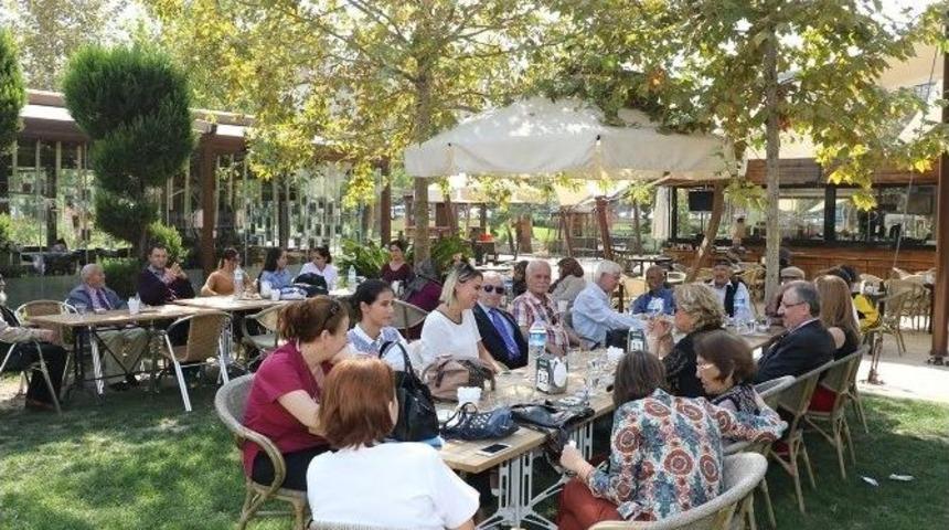 B&uuml;y&uuml;kşehir Yaşlılar G&uuml;n&uuml;&rsquo;n&uuml; Kutladı