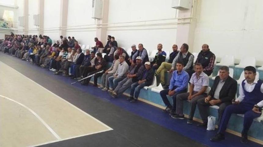 Spor Salonunun Tribününü Bu Defa İşe Girebilmek İçin Doldurdular