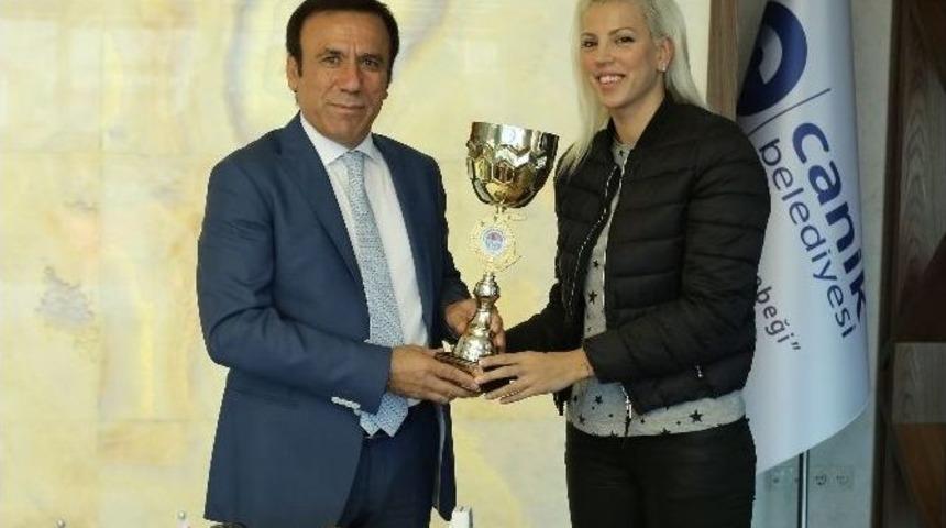 Şampiyondan Başkan Gen&ccedil;&rsquo;e Hediye