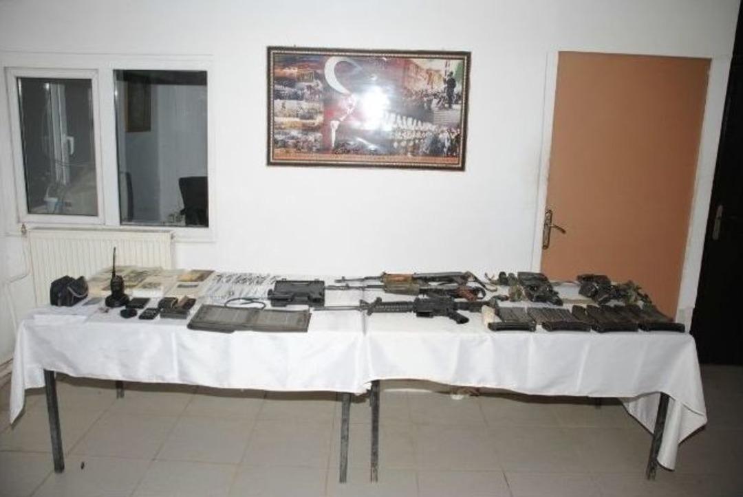 3 Sığınak Ve Ter&ouml;r &Ouml;rg&uuml;t&uuml;n&uuml;n S&ouml;zde Şehitliği İmha Edildi