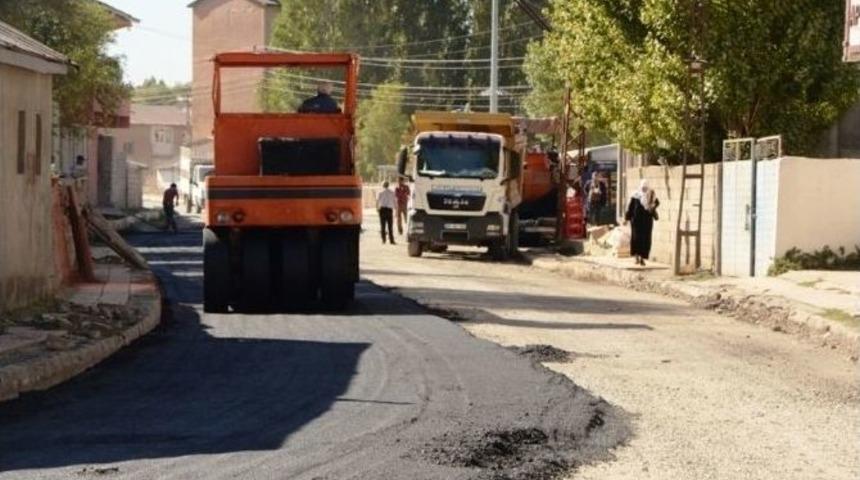 Ağrı&rsquo;da Yol Asfaltlama &Ccedil;alışması