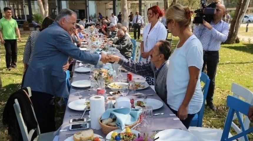 Yaşlılar G&uuml;n&uuml; Pamucak&rsquo;ta Kutlandı