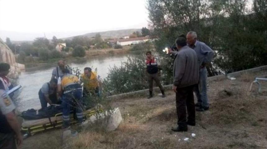 Direksiyon Hakimiyetini Kaybeden Otomobil K&ouml;pr&uuml;den U&ccedil;tu: 1 &Ouml;l&uuml; 1 Yaralı