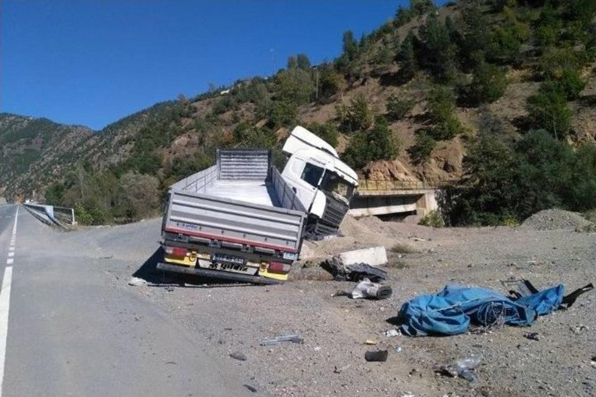 G&uuml;m&uuml;şhane&rsquo;de 2 Kaza: 3 Yaralı