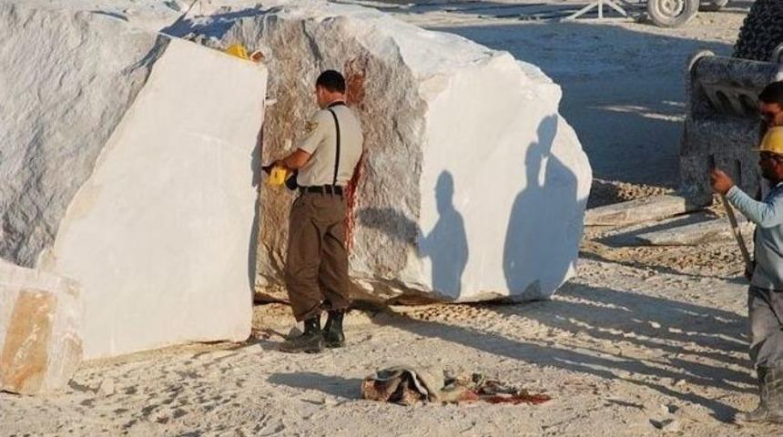 Antalya&rsquo;da &Uuml;zerine Mermer D&uuml;şen İş&ccedil;i Hayatını Kaybetti