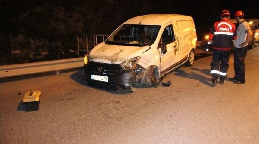 Kamyonet İle Hafifi Ticari Kamyonet &Ccedil;arpıştı: 1 Yaralı