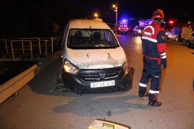 Kamyonet İle Hafifi Ticari Kamyonet Çarpıştı: 1 Yaralı