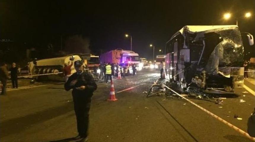 Başkent&rsquo;te Kontrolden &Ccedil;ıkan Otob&uuml;s, Akaryakıt Tankeri Ve Otomobile &Ccedil;arptı