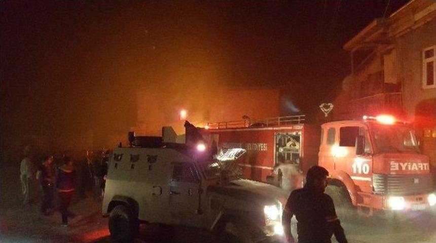 Eş Zamanlı &Ccedil;ıkan 2 Yangında &Ccedil;ok Sayıda Ev Yandı