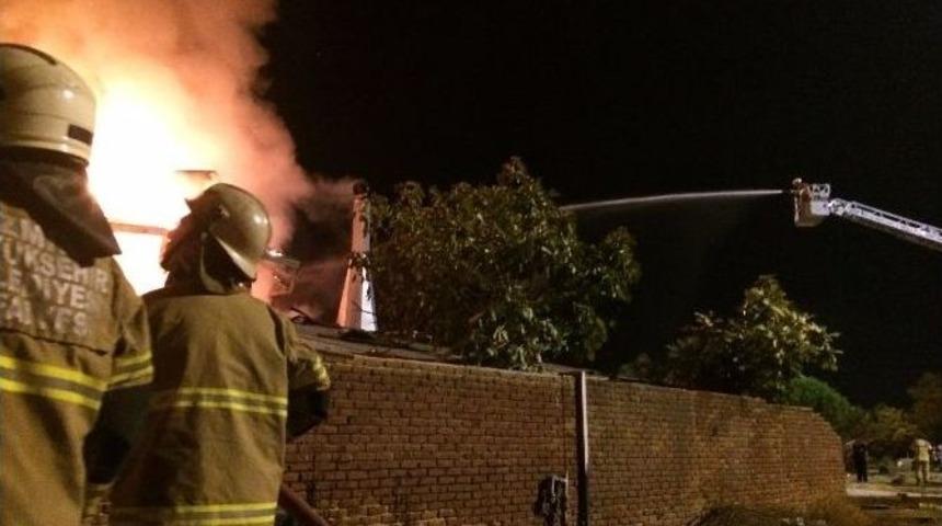 İzmir&rsquo;de Korkutan Yangın