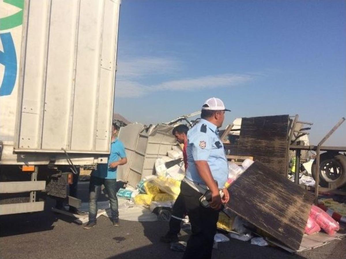 Otoyol Savaş Alanına D&ouml;nd&uuml;, Kamyon Tıra &Ccedil;arptı 2 Yaralı