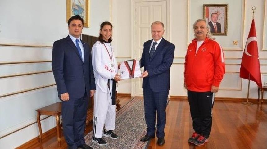 Balkan Şampiyonu Vali Ceylan&rsquo;ı Ziyaret Etti.