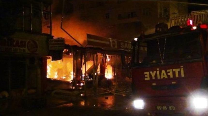 Erciş&rsquo;te &Ccedil;ıkan Yangında Avm K&uuml;l Oldu
