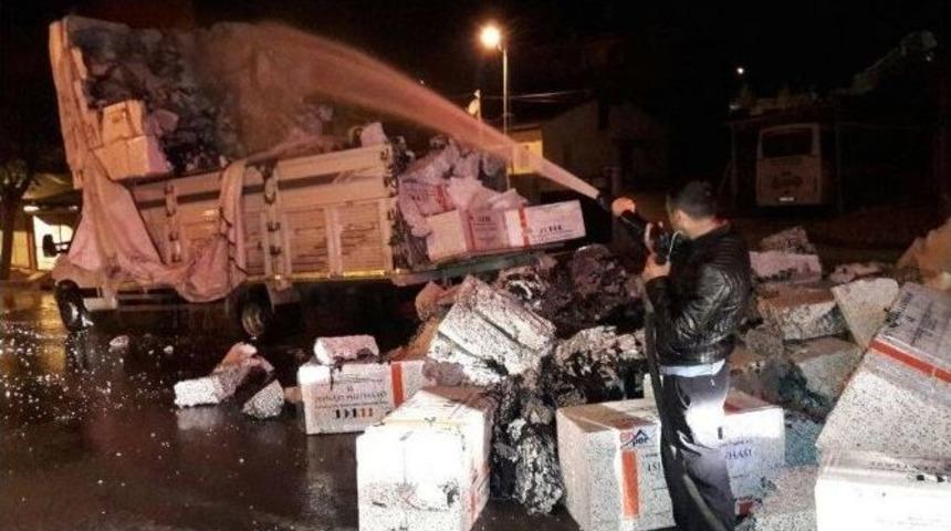 Strafor Y&uuml;kl&uuml; Kamyon Alev Aldı