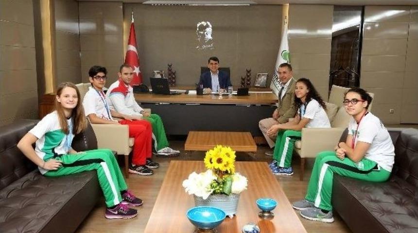 Şampiyon Kulaçlar Fadıloğlu’nu Ziyaret Etti