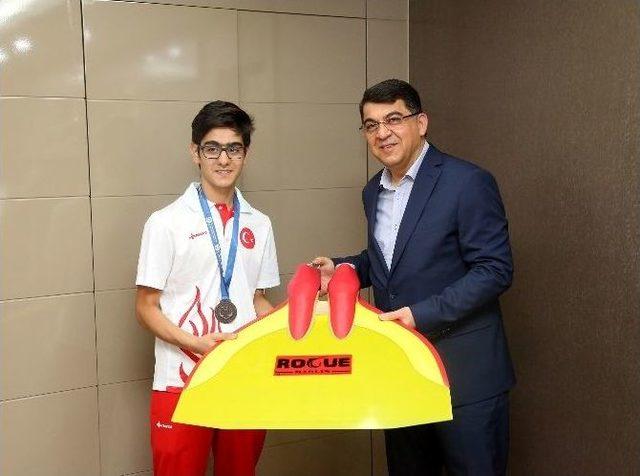 Şampiyon Kulaçlar Fadıloğlu’nu Ziyaret Etti 1