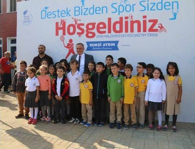 Eyüp’teki Okullara Sportif Malzeme Desteği 1