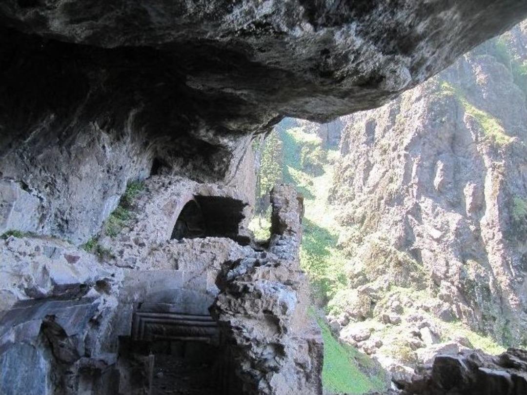 G&uuml;rcistan Krali&ccedil;esi Tamara&rsquo;nın Artvin&rsquo;deki Odaları Ve Suatılan Şelalesi Keşfedilmeyi Bekliyor