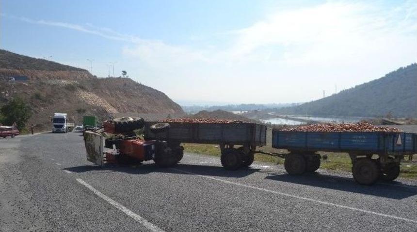 Domates Y&uuml;kl&uuml; İki R&ouml;morku &Ccedil;eken Trakt&ouml;r Devrildi