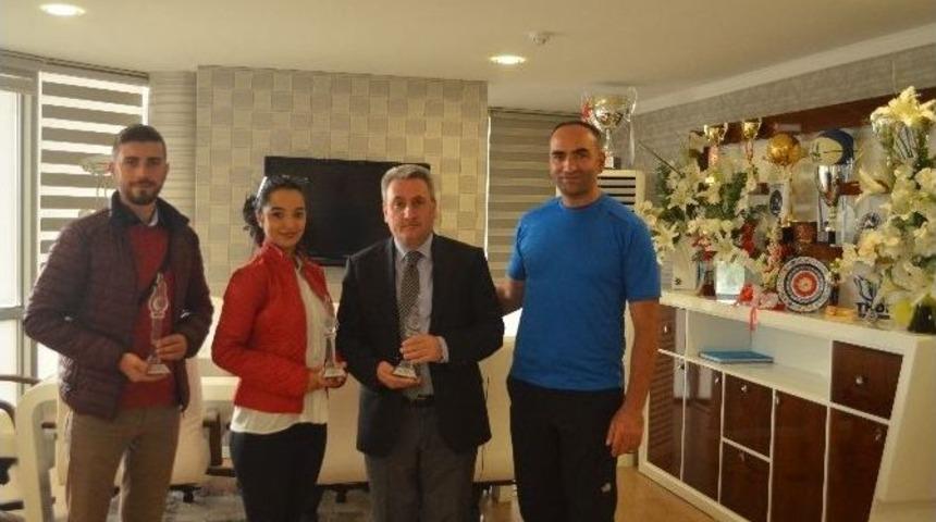 Taşkesenligil, Kortların Şampiyonlarını Kutladı