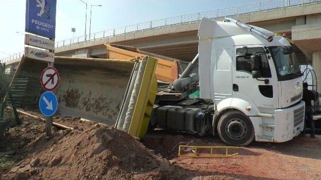 Hafriyat Kamyonun Damperi Kırılarak Devrildi