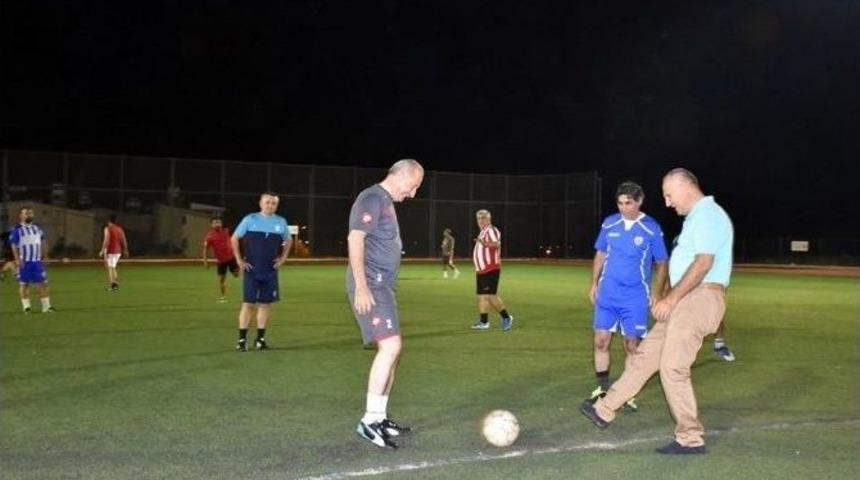 Didim&rsquo;de Sentetik Saha Dostluk Ma&ccedil;ıyla G&ouml;r&uuml;c&uuml;ye &Ccedil;ıktı