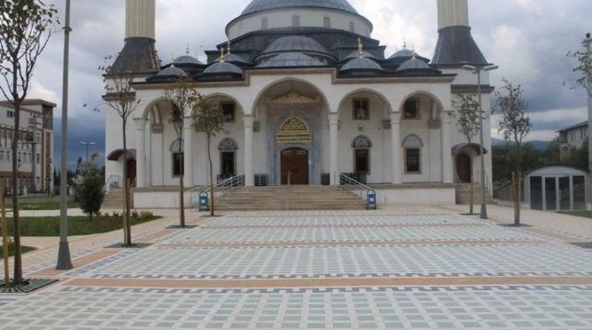 Uygulama Camii&rsquo;nin &Ccedil;evresi Temizlendi